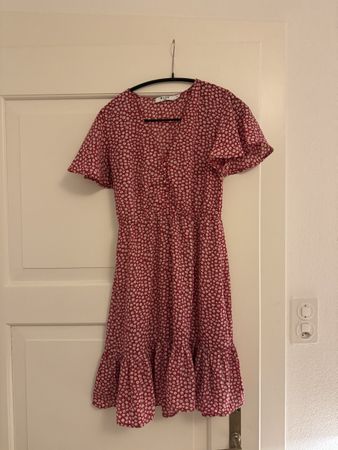 NA-KD Kleid, Grösse 32, rot mit Blumenmuster, Top Zustand!