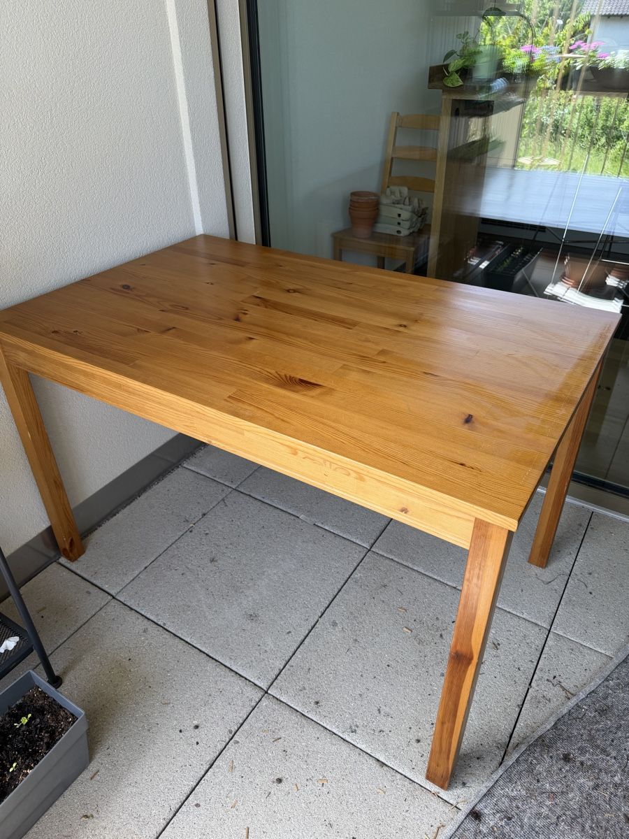 Set di tavolo e panche: Dining Table & 4 Chairs Gratis – Usato da Hermetschwil-Staff venduto da sar_6jwr