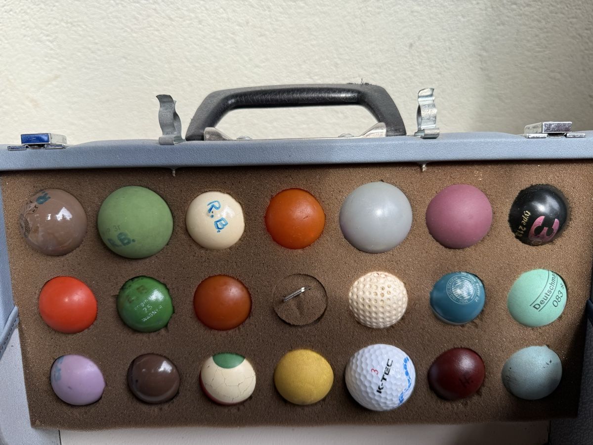 Spiele: Vintage Minigolf Koffer mit 39 Bällen  – Gebraucht aus Konolfingen von petzipetz 1