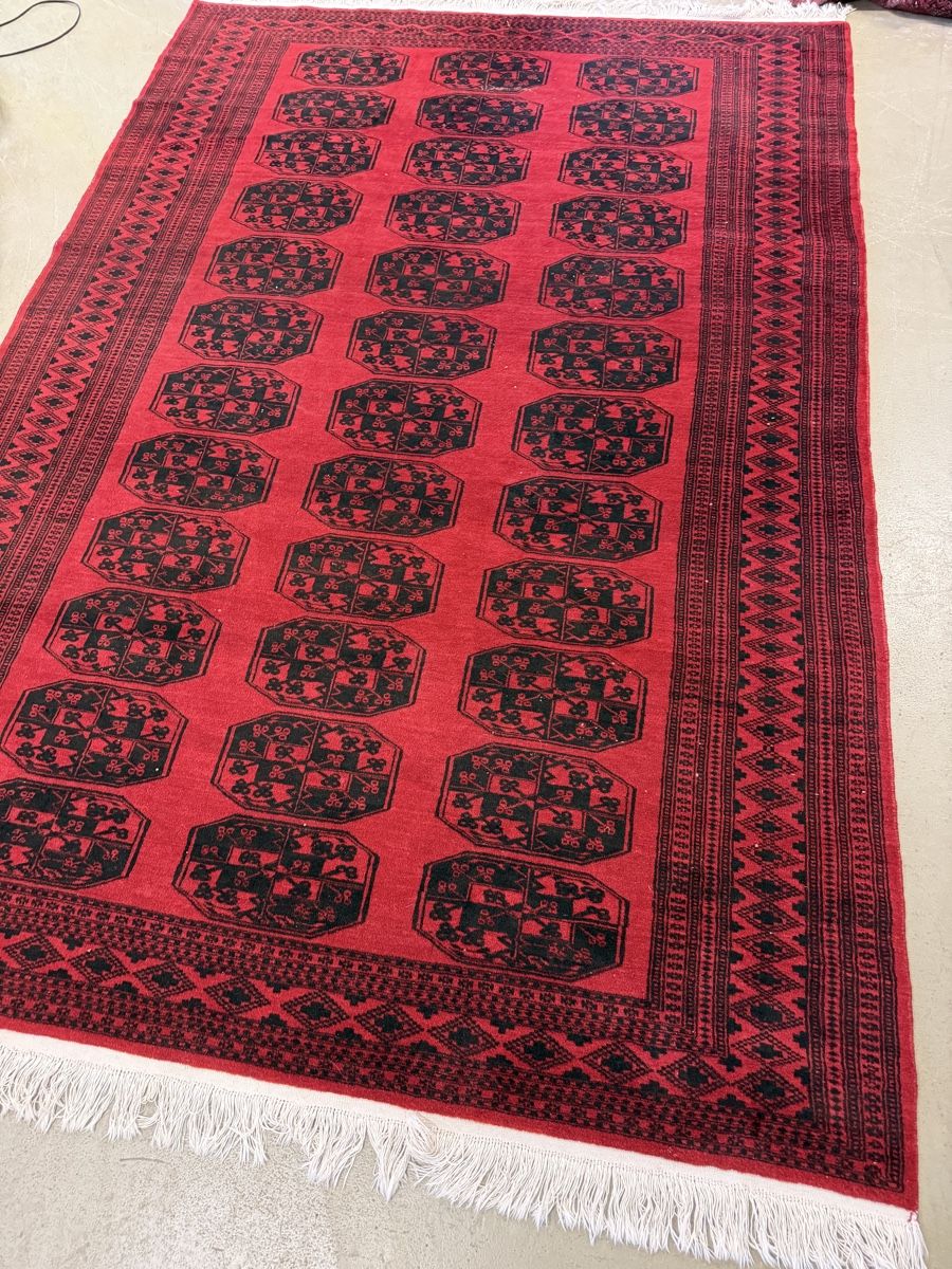 Teppiche: Teppich rot-schwarz gemustert mit Fransen ca. 282x191cm – Gebraucht aus Strengelbach von RaenAntikDesign