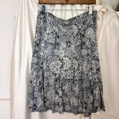 Fein gemusterter Rock 68 cm lang und Grösse 44