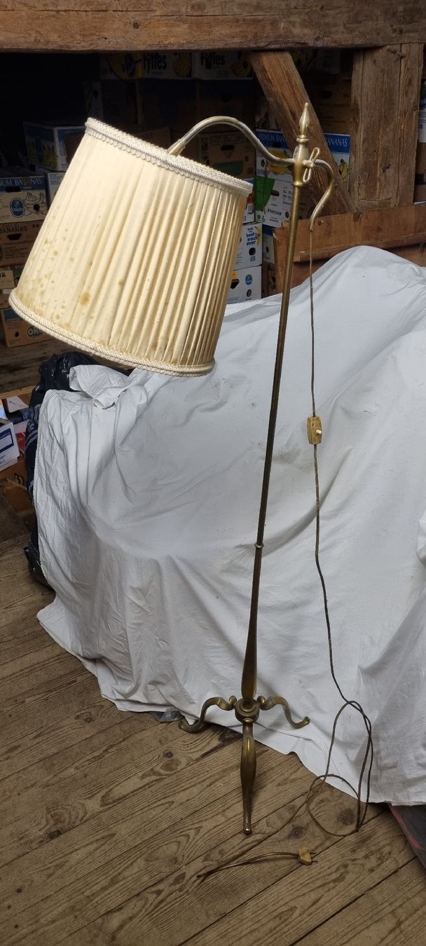 Lampade: antike Stehlampe mit Messingfuss – Usato da Wädenswil venduto da weihpos