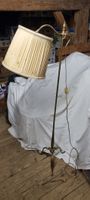 antike Stehlampe mit Messingfuss