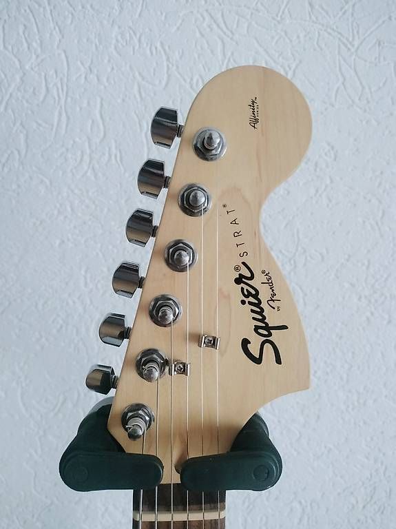 Strumenti musicali: Guitare électrique Fender Squier Strat Affinity – Usato da La Tour-de-Trême venduto da Sdk00 4