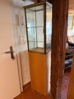 Standvitrine aus Messing & Glas ca. 1900 auf Holzpodest