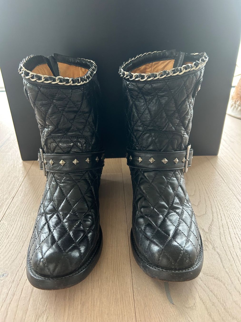 Scarpe da donna: Coole Biker Boots Schwarz mit Silberkette – Usato da Kilchberg ZH venduto da Anie. 3