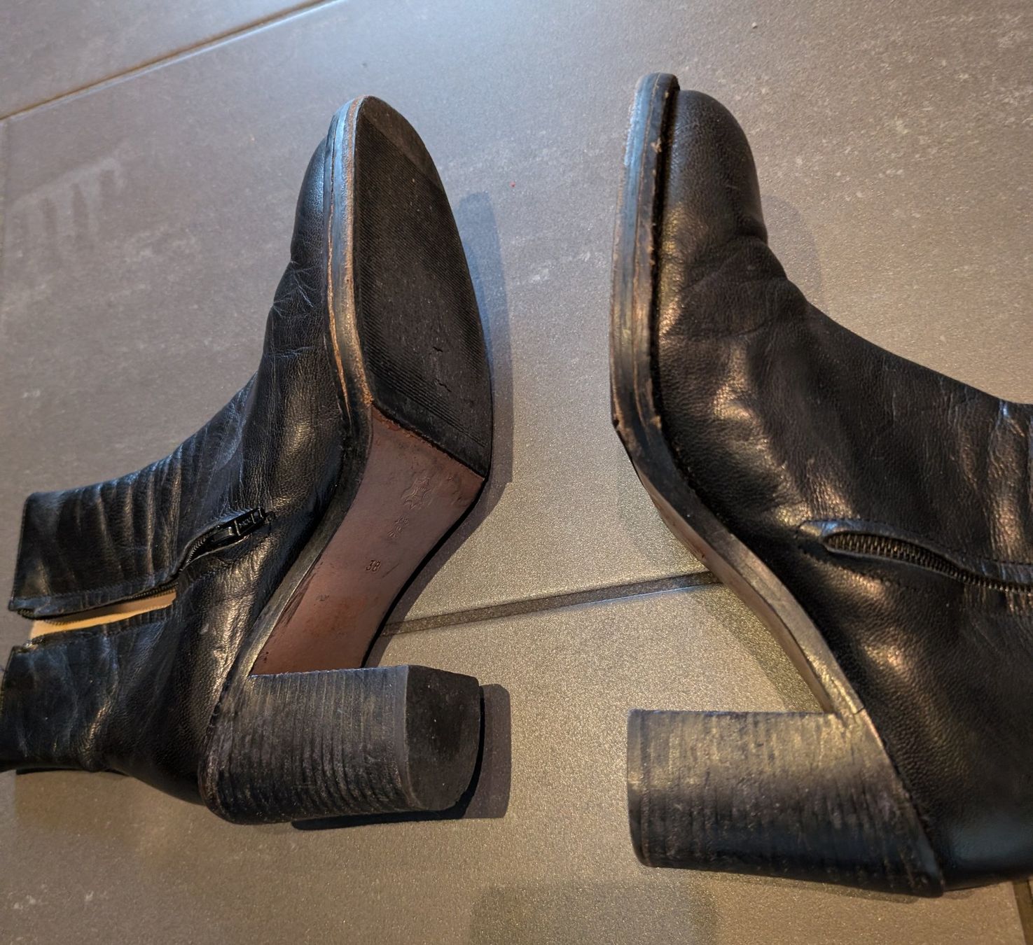 Scarpe da donna: Schwarze Lederstiefelchen Grösse 38 – Usato da Zürich venduto da richardeigenmann 3