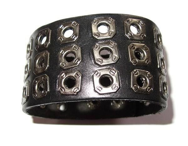 Bracciali & Braccialetti: Steampunk Lederarmband mit coolen Nieten – Nuovo (secondo la descrizione) da Schwanden GL venduto da UHRKNALL