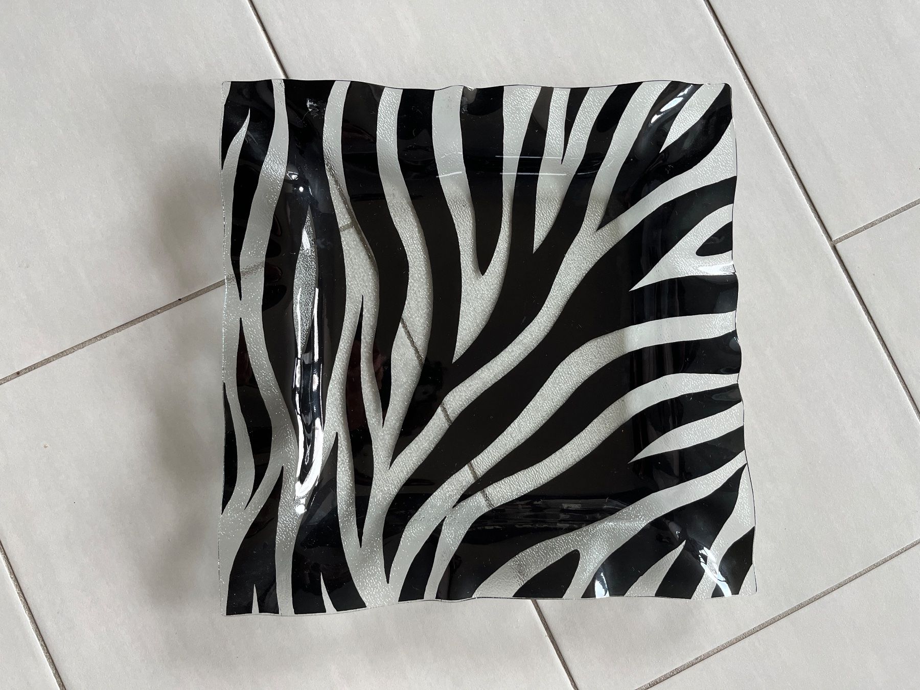 Servierplatten: Glasplatte mit Zebra-Muster, schwarz-weiss – Gebraucht aus Stetten AG von Brissago25