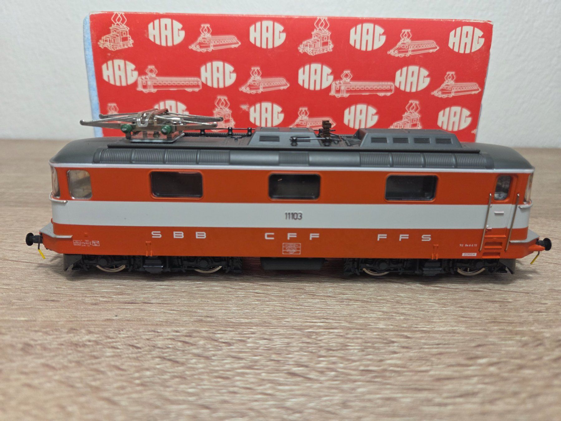 Hag Modellini di ferrovie: Hag 211 E-Lok "Swiss Express" 11103 SBB H0 – Usato da St-Aubin-Sauges venduto da Lo_Go