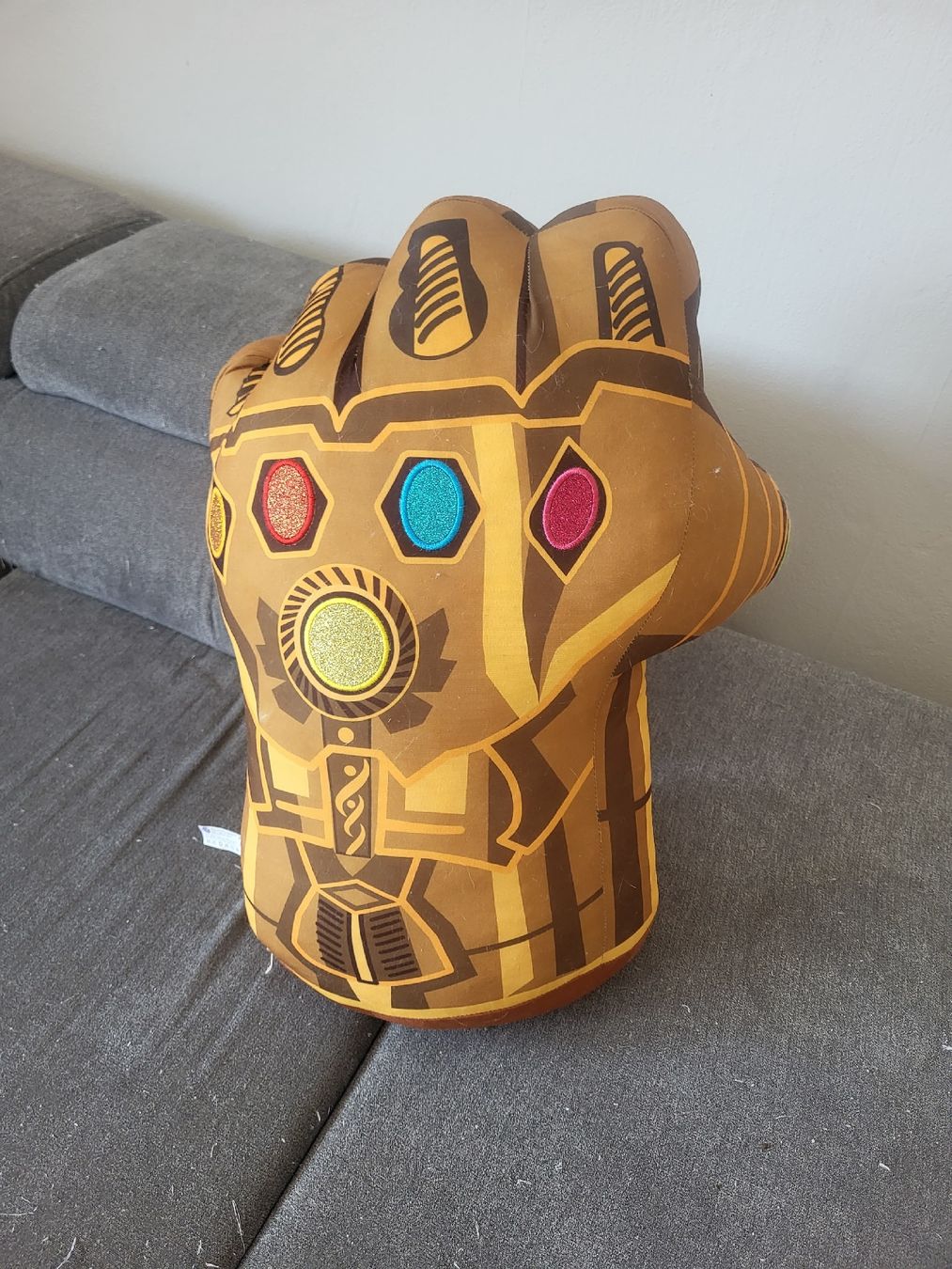 Marvel Spielzeuge: Kissen Faustform Marvel Thanos Infinity Gauntlet  – Gebraucht aus Allschwil von fab_7hfg