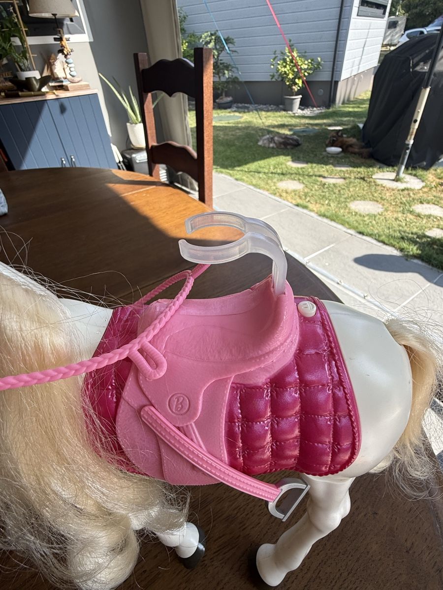 Jouets: Cheval blanc Barbie  – D'occasion à Lausanne par Doudoutze 3