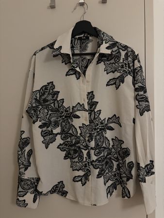 C&A Bluse Gr. 36 weiss/schwarz Blumenmuster 