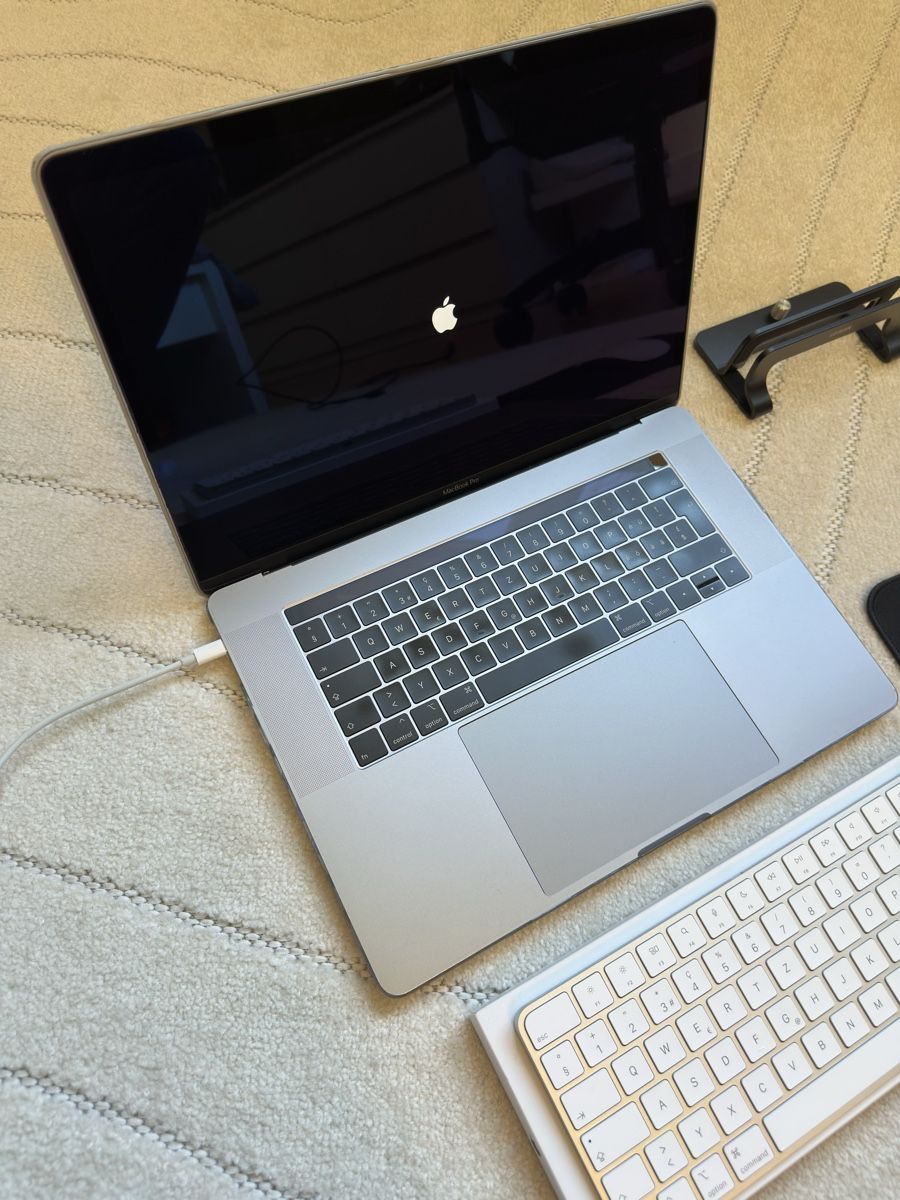 Apple Notebooks: Macbook pro 15 2018 500gb mit magic keyboard & magic mouse, – Gebraucht aus Zürich von ronnyrefurb 2