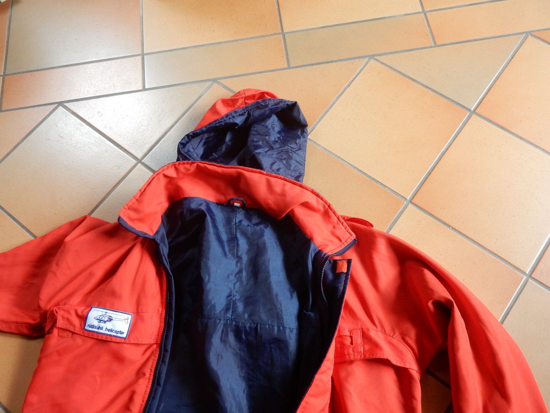 Giacche: Outdoorjacke mit Logo einer Helikopterfirma – Usato da Waldstatt venduto da Kananaskis1 5