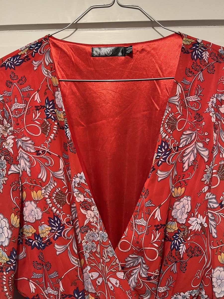 Tute: Roter Sommer Romper mit Blumenmuster – Usato da Zürich venduto da cac3 1