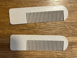 2 praktische Kämme - 2 peignes pratiques