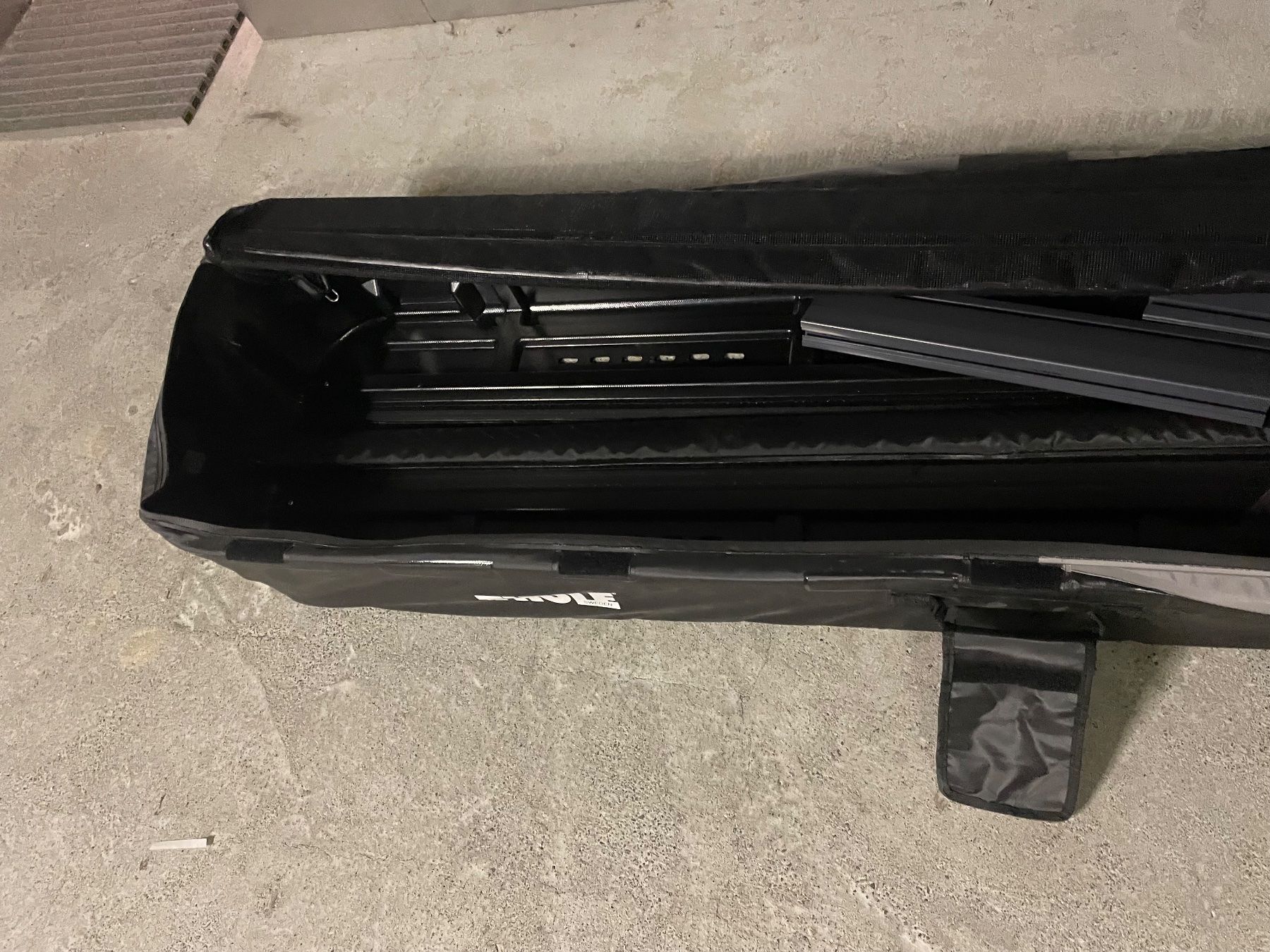 Thule Dachboxen: Thule coffre de toit Ranger noir et gris pliable – Gebraucht aus Veyrier von  1