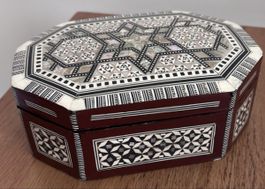 Boîte à bijoux incrustée en bois - intérieur velours rouge