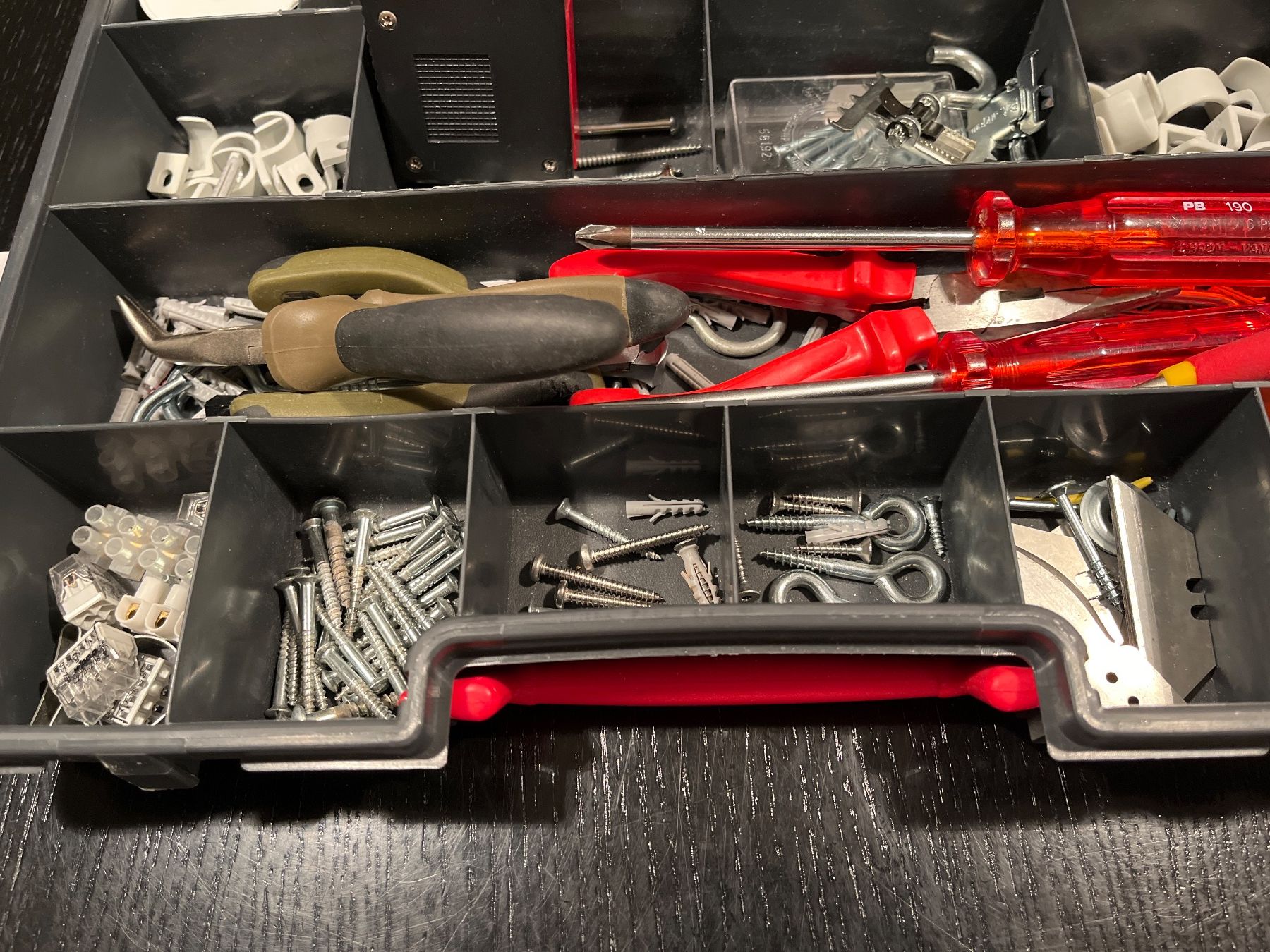 Tutti gli attrezzi: Sortimentsbox mit div Werkzeugen und Materialien – Usato da Spiegel b. Bern venduto da Burdicrew 2