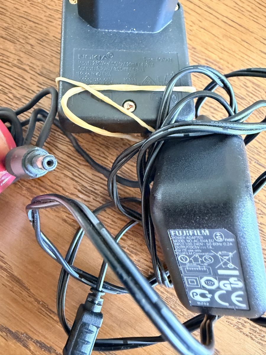 Nokia Caricabatterie: Fujifilm power adapter; Nokia charger – Usato da Zürich venduto da mhm_6rhw 3