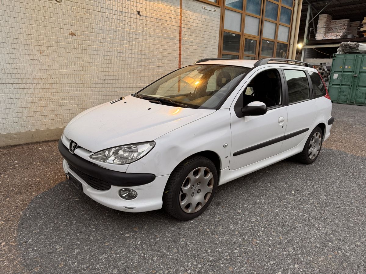 Peugeot Automobili: Peugeot 206 1.6 Break 2003 – Difettoso da Füllinsdorf venduto da Pujdo545