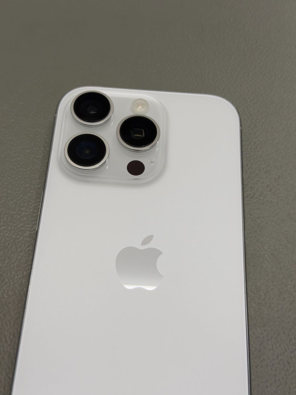 Apple Telefoni cellulari / Smartphones: Apple iPhone 16 Pro 512GB Weiss – mit Displayfehler – Usato da Emmenbrücke venduto da raphaeljobins 1