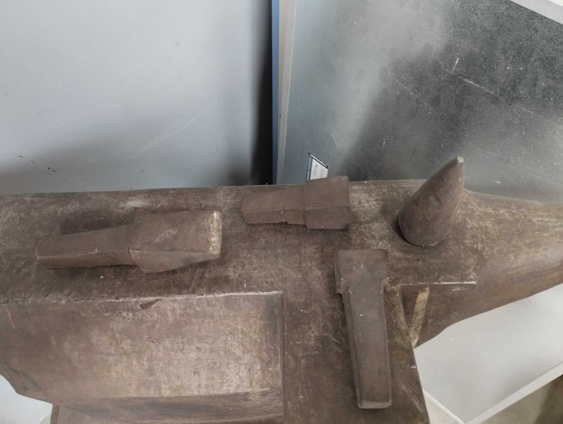 Attrezzi da lavoro: Amboss mit Holzfuss und Einsätzen – Usato da Hallwil venduto da cao_x7wb 5