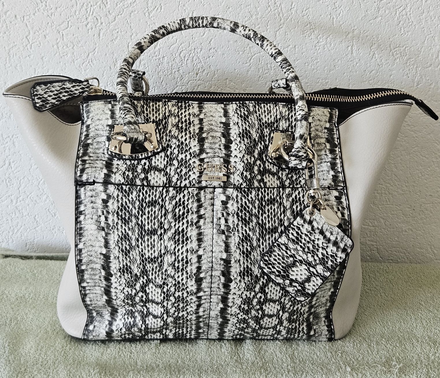 Guess Borse da donna: neue grosse GUESS-Tasche – Nuovo (secondo la descrizione) da Unterkulm venduto da Beljasch