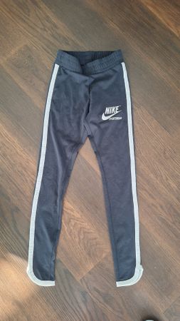 Nike Sportswear Leggings schwarz Grösse XS (eher 152/158)