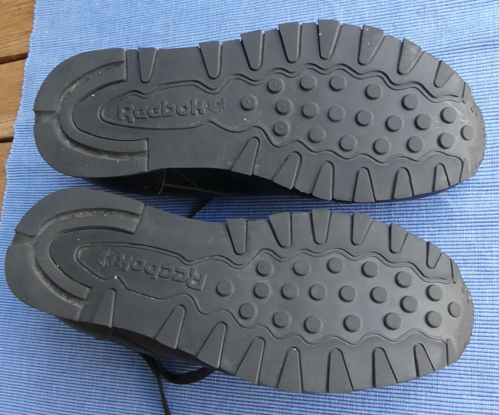 Reebok Chaussures hommes: Reebok Classic Leather Sneaker, Schwarz,  Gr. 43 – D'occasion à Kehrsatz par  4