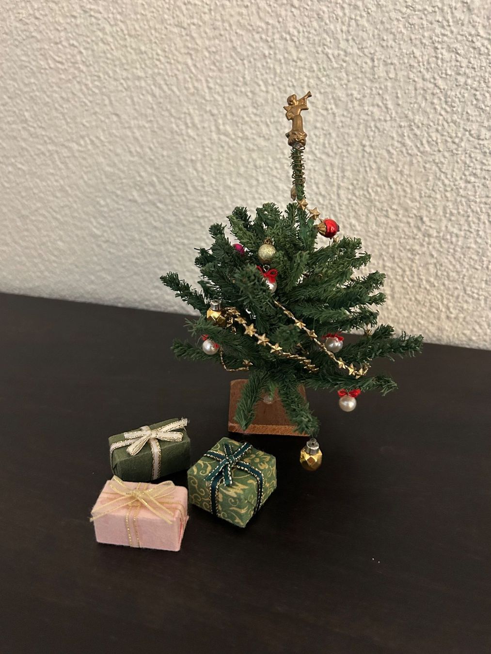Case e mobili per bambole: Puppenstubenmöbel, Weihnachtsbaum mit Geschenken Set – Usato da Liestal venduto da Blueberrymuffin._