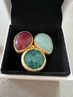 Anello regolabile con pietre colorate.