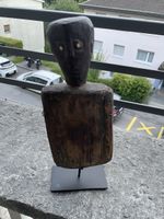 Holzfigur auf Ständer handgeschnitzt Dekoration Kunst Ethnis