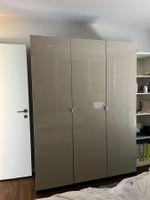 Dreitüriger Schrank IKEA mit glatter Oberfläche