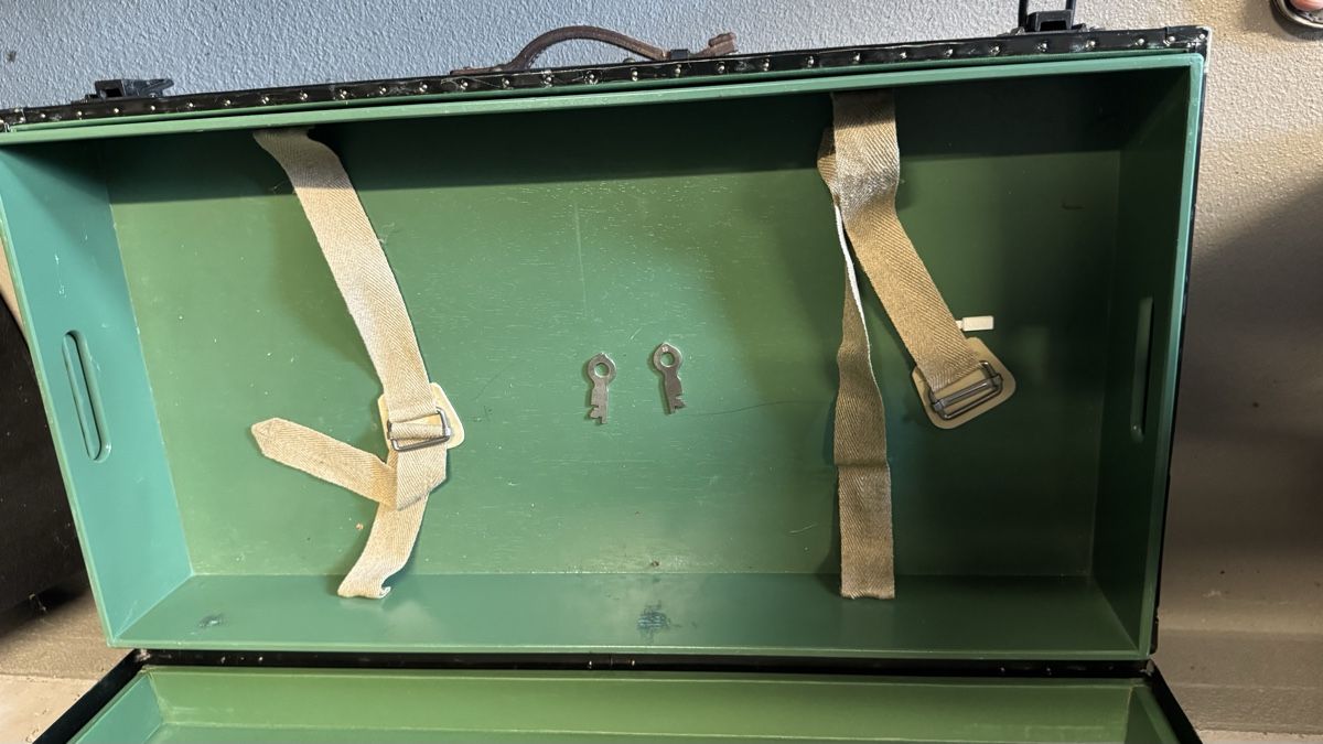 Transportkisten: Original Schweizer Offizierskiste – Gebraucht aus Igis von Aaha 2