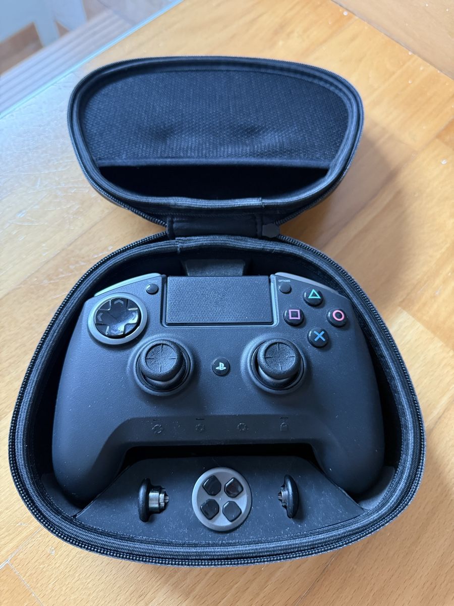 Razer Controller: Manette Pro Noir pour PS4 avec étui de transport – Usato da La Chaux-de-Fonds venduto da joa_jk5g