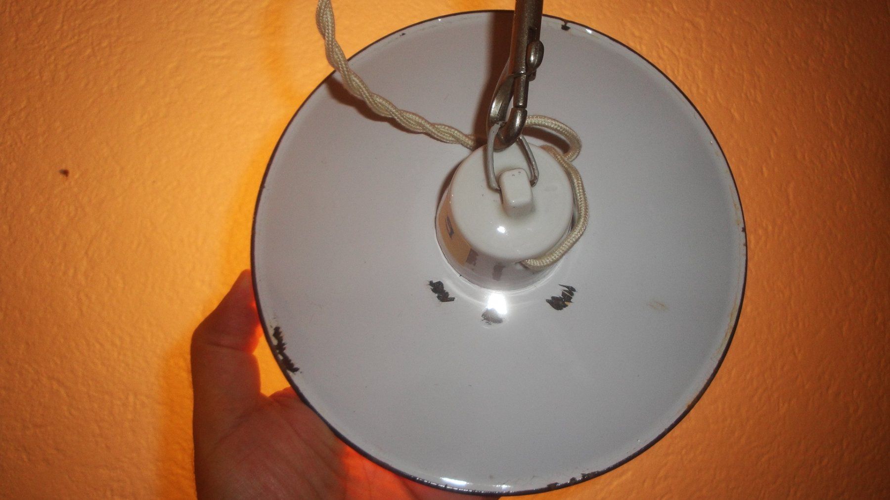 Lampade: Kellerlampe mit Emaillierter Lampenschirm – Usato da Zürich venduto da Paykan 1