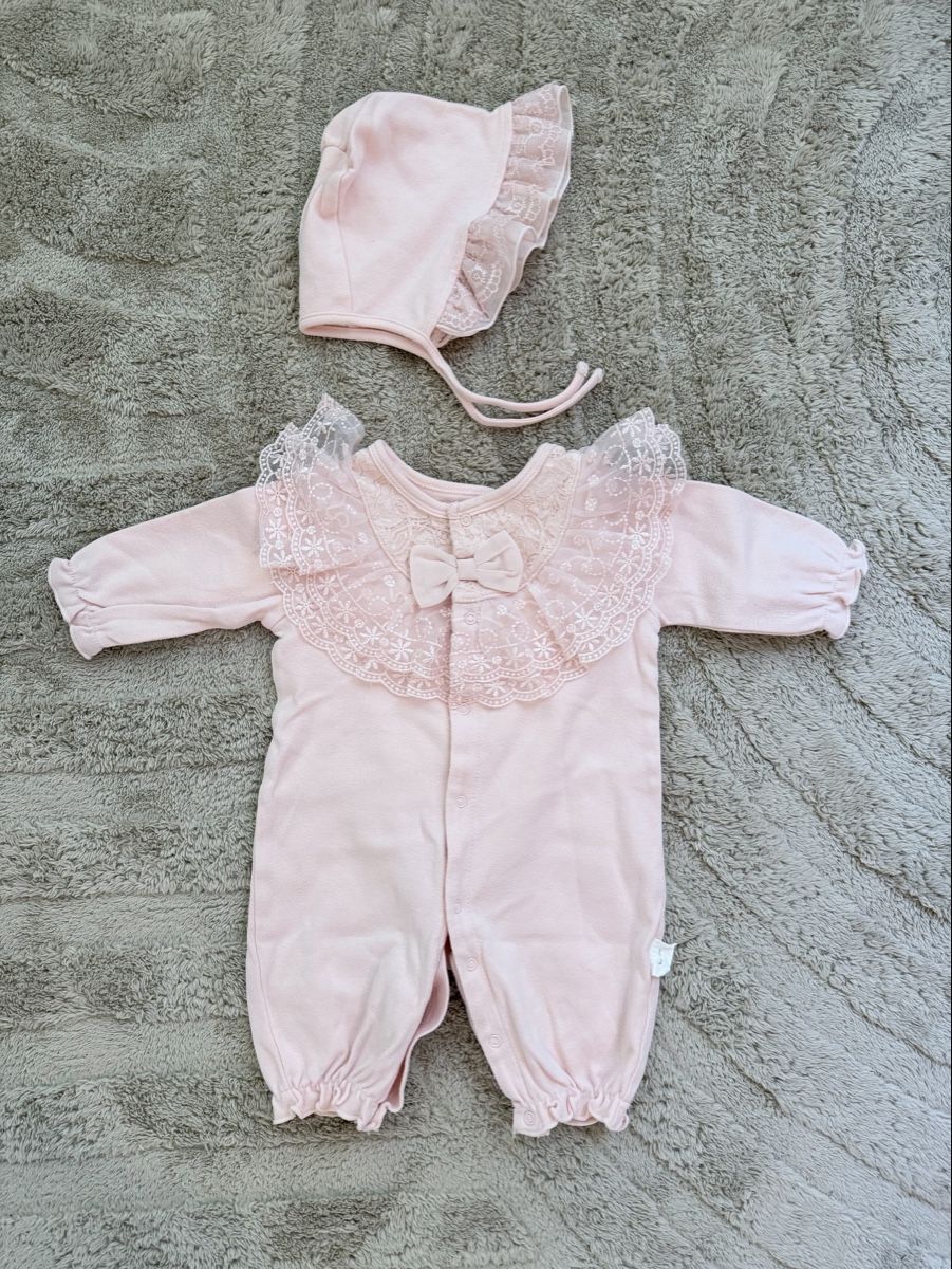 Kleiderpakete & -sets: Baby Strampler mit Häubchen rosa Spitze Grösse 62-68 – Gebraucht aus Kloten von nat_2x5p