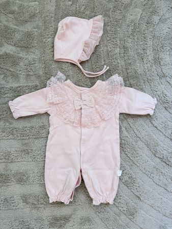 Baby Strampler mit Häubchen rosa Spitze Grösse 62-68