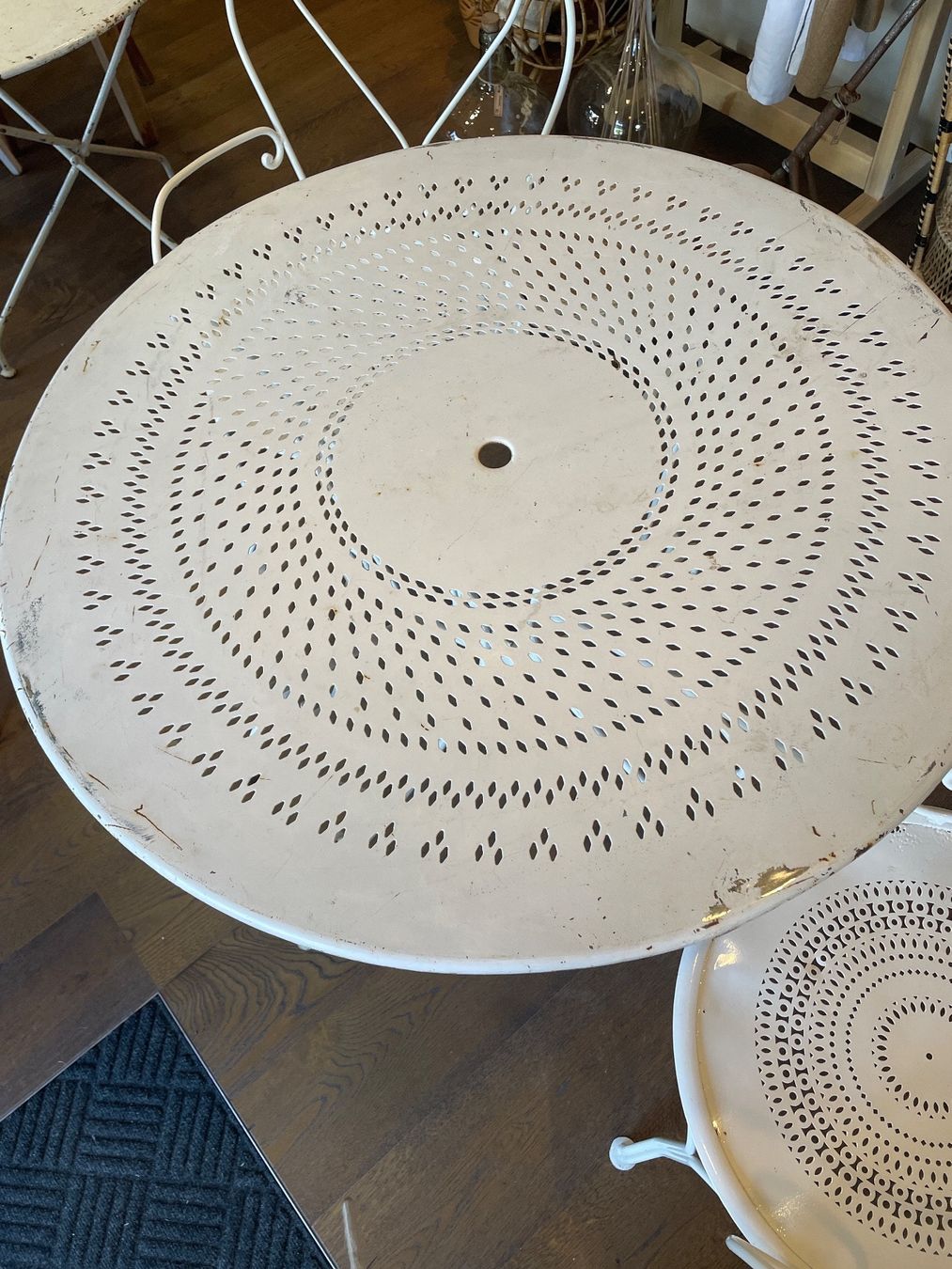 Tische: Blechtisch weiss 94cm – Gebraucht aus Sirnach von dasrosahaus 1