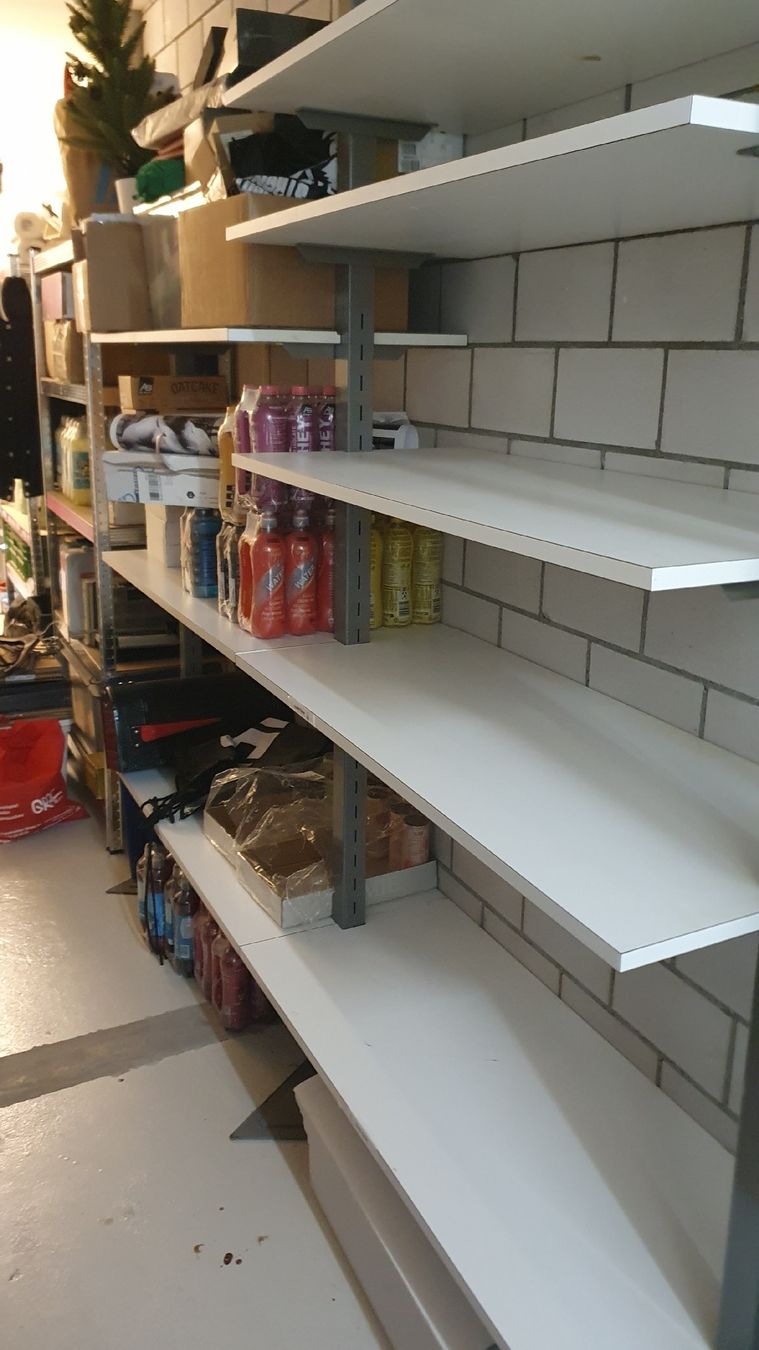 Scaffali: Regal Metall Weiss Stecksystem – Usato da Jona venduto da matt.andreas