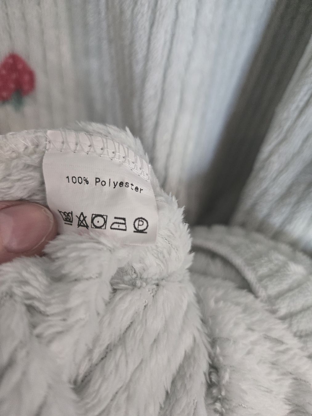 Negligees & Pyjamas: Süsser Kuschel-Pijama mit Erdbeeren, Grösse 44 – Gebraucht aus Dübendorf von Timulka 2