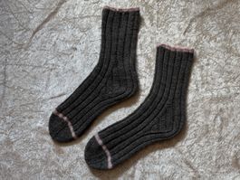 Neue handgestrickte Wollsocken Gr. ca. 36 | Grau/Rosa