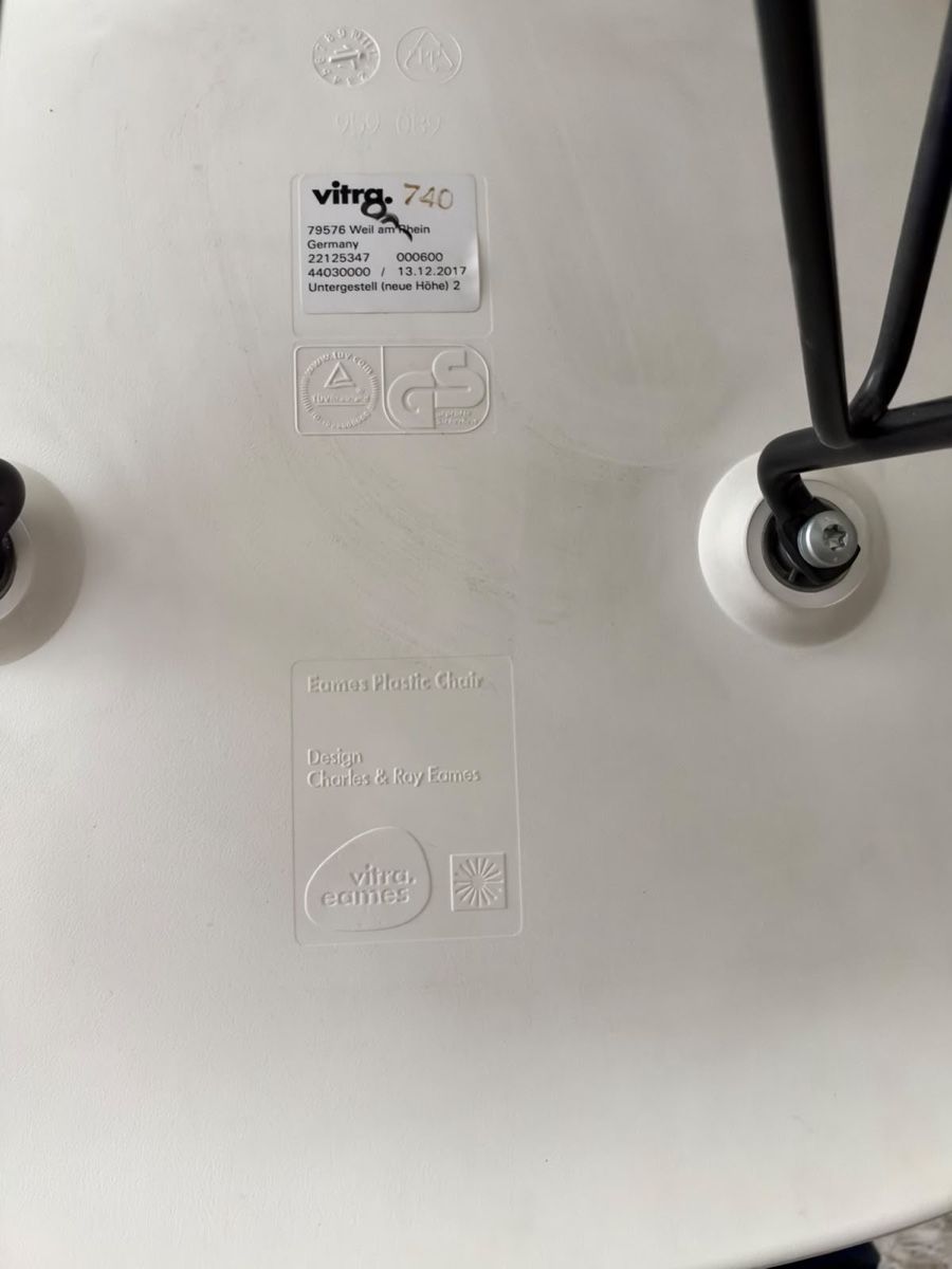 Eames Stühle: Original Vitra Eames Plastic Chair – Gebraucht aus Dübendorf von tj__2jqk 1
