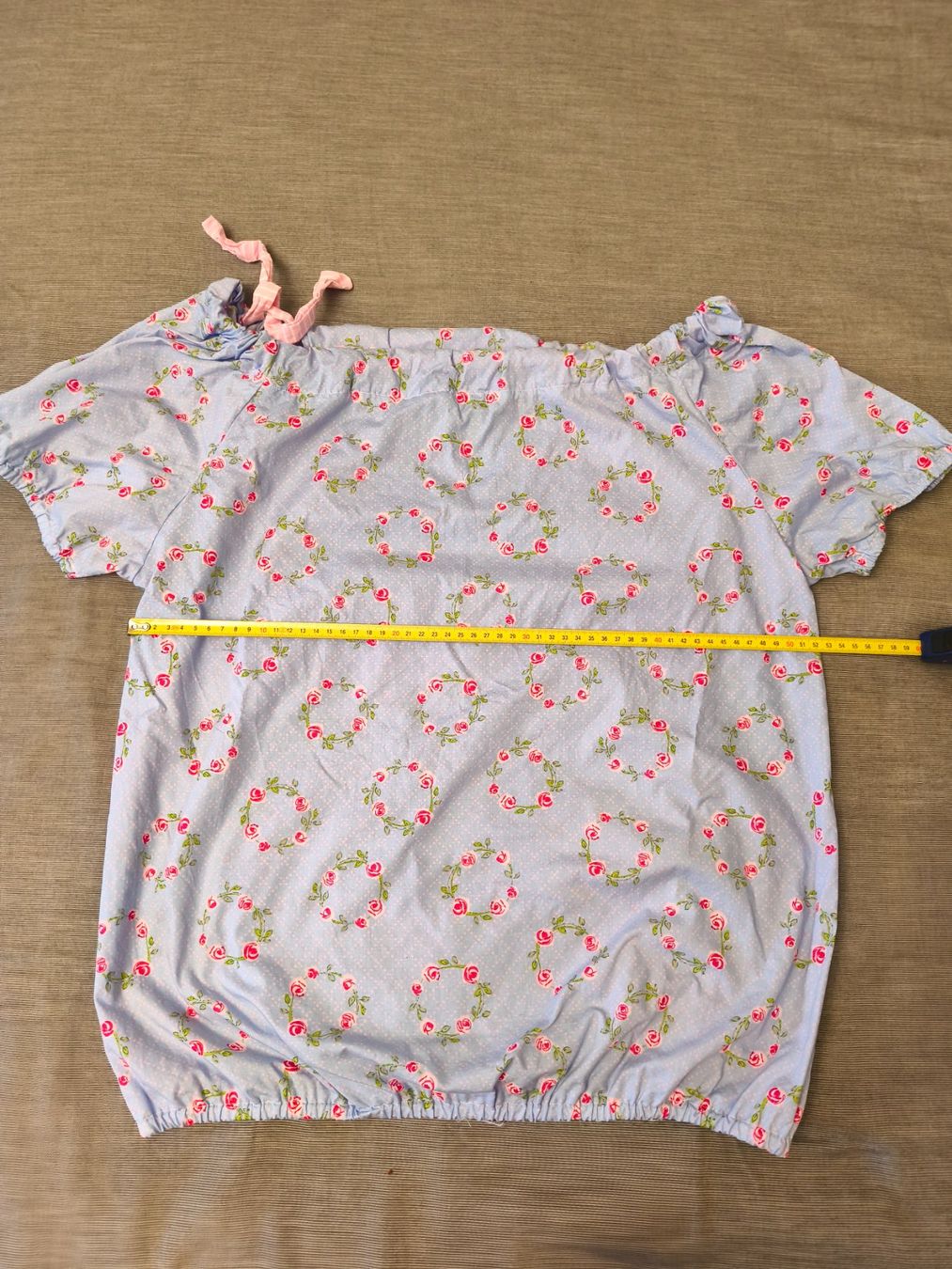 Top: Haut léger fleuri bleu clair, col carmen, taille M – Usato da Genève venduto da lnicoGE