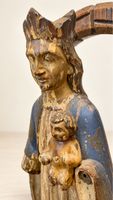 Madonna mit Kind aus polychrom gefasstem Holz mit Holzrahmen