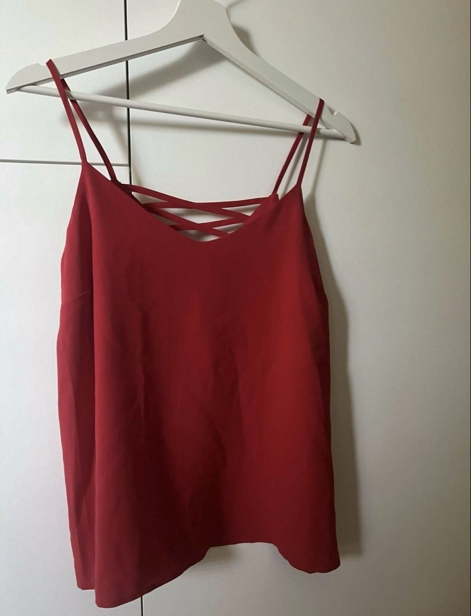 Tops: Rotes Spaghettiträger-Top Grösse M – Gebraucht aus Dübendorf von ali_g7p8