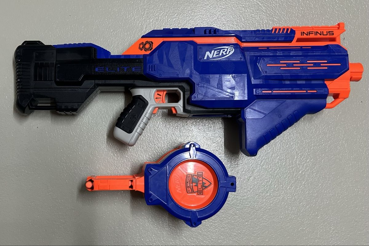 Nerf Giocattoli: Nerf Elite Infinus Spielzeugwaffe – Usato da Luterbach venduto da Magnesium3