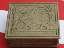 SCHÖNE MESSING SCHATULLE MIT LÖWE UND KAMELEN